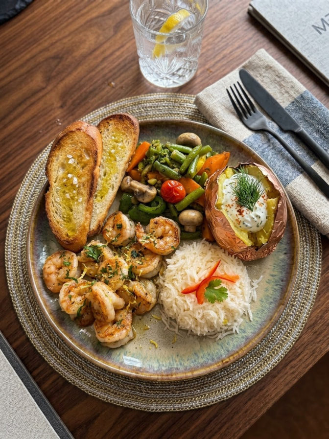 Garlic prawns with rice and vegetables